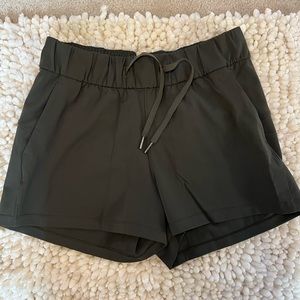 Lululemon on the fly mid-rise short 2.5”